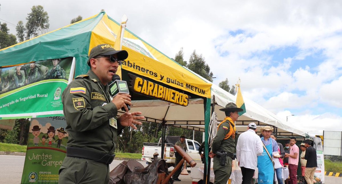 PoliciaMTunja's tweet photo. Así se vivió el desarrollo de la 7a versión del "Mercado Campesino Vial", realizado en el peaje de #Cómbita, diseñado para exaltar el arduo trabajo e impulsar el comercio de nuestros campesinos del sector.
#MásCercaDelCiudadano #PuenteFestivo #PlanRetorno #RadioPolicía936FM https://t.co/5aFWkWUu61