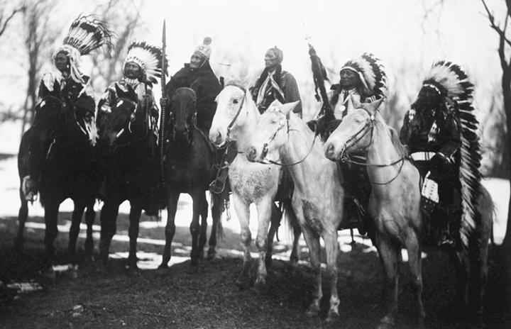 WarHistoryOL's tweet photo. Six tribal leaders (left to right): Little Plume (Piegan), Buckskin Charley (Ute), Geronimo (Chiricahua Apache), Quanah Parker (Comanche), Hollow Horn Bear (Sicangu Lakota), and American Horse (Oglala Lakota) on horseback in ceremonial attire. https://t.co/ejCPW8Ht9N
