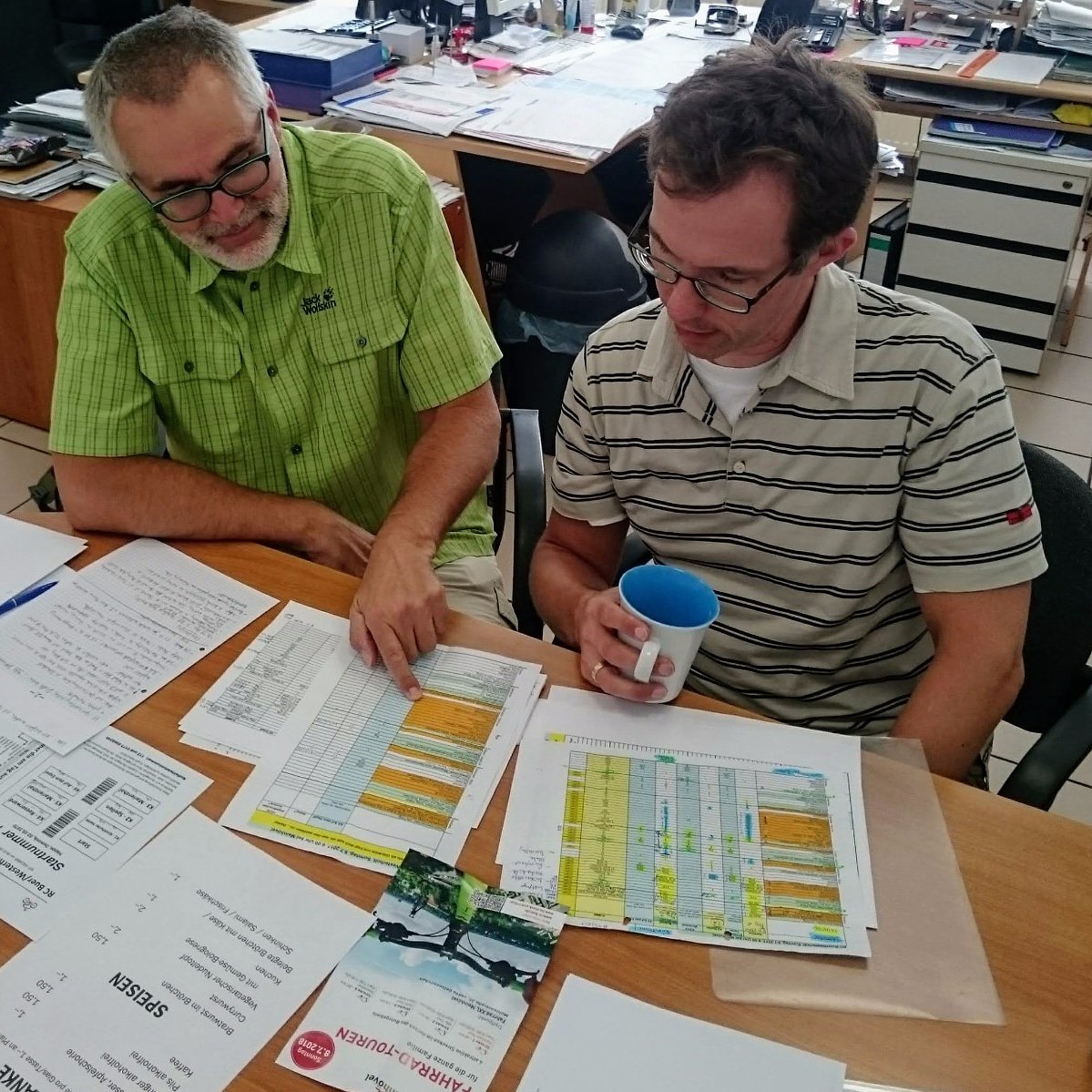 RCBuer's tweet photo. Hallo Zusammem, anbei ein Foto von unserer "heißen Planungsphase" der #RTF, wir sitzen gerade dabei und planen die Speisen für die Kontrollen und Start/Ziel.

#RCBuer #rad #sport #fahrrad #Ruhrgebiet #Rhein #Herne #Kanal https://t.co/H74kIo2P5x