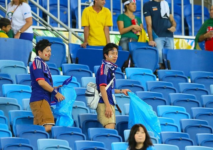 TransfersLlVE's tweet image. Knocked out of the World Cup and the Japanese fans are still staying behind after the game and tidying up the mess in the stadium, Japanese fans you are incredible.