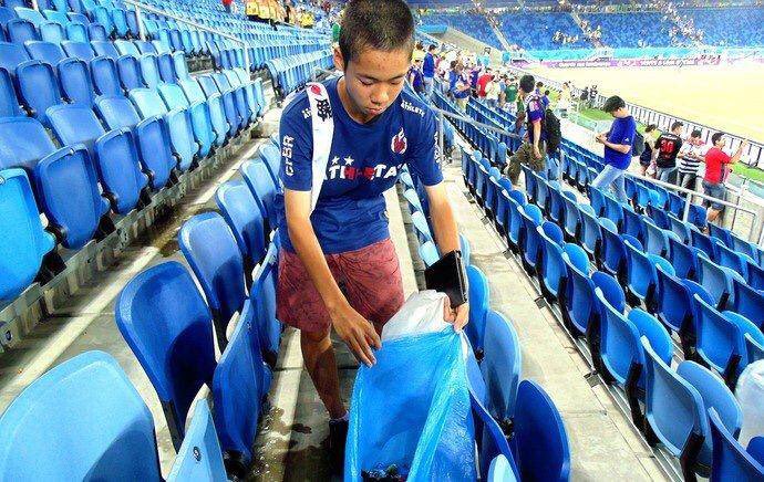 TransfersLlVE's tweet image. Knocked out of the World Cup and the Japanese fans are still staying behind after the game and tidying up the mess in the stadium, Japanese fans you are incredible.