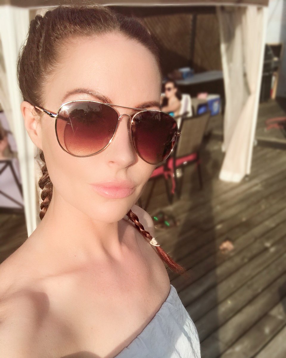 suzanne_mckay's tweet photo. Ridin’ this heat wave the only way I know how, with flowy clothes and boxer braids. #boxerbraids #heatwave #heat #summer https://t.co/vyNBfgMlyX