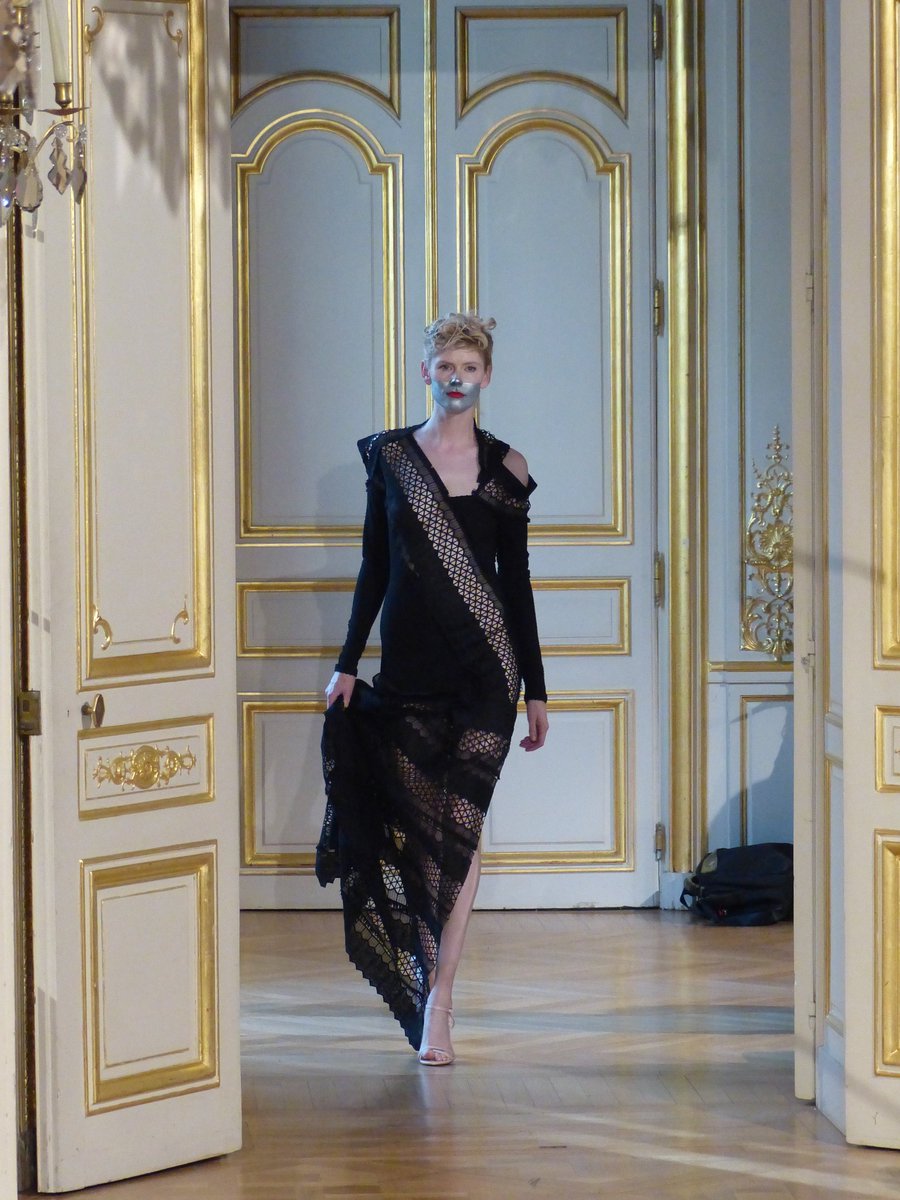 DAMESKARLETTE's tweet photo. La créatrice Patuna a complètement repensé ses modèles et nous présente sa collection Carré d'as. De jolis modèles durant la Paris Fashion Week #patuna #PFW #paris @patuna_couture https://t.co/5dLQT7bvYQ
