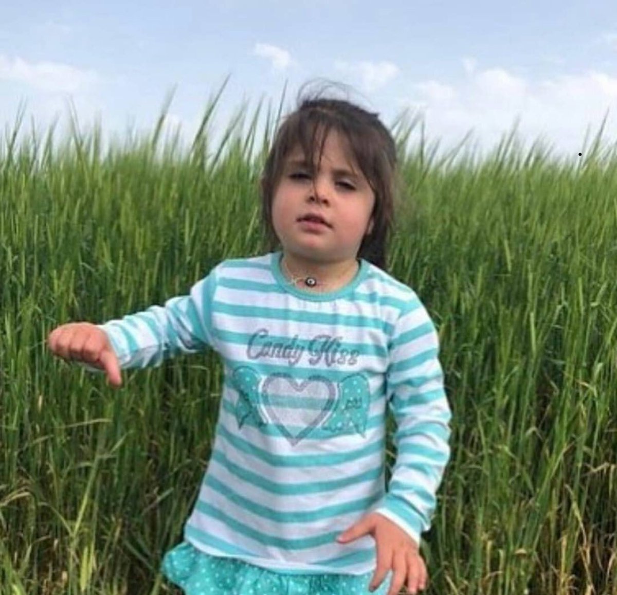 AdemOzbay's tweet image. Kim ki bir çiçeğin kalbini, bir kuşun kanadını, bir meleğin tebessümünü kırıyorsa,
Ve kopmuyorsa boynu,
Batsın bu dünya...
#Leyla
#KüçükEylül