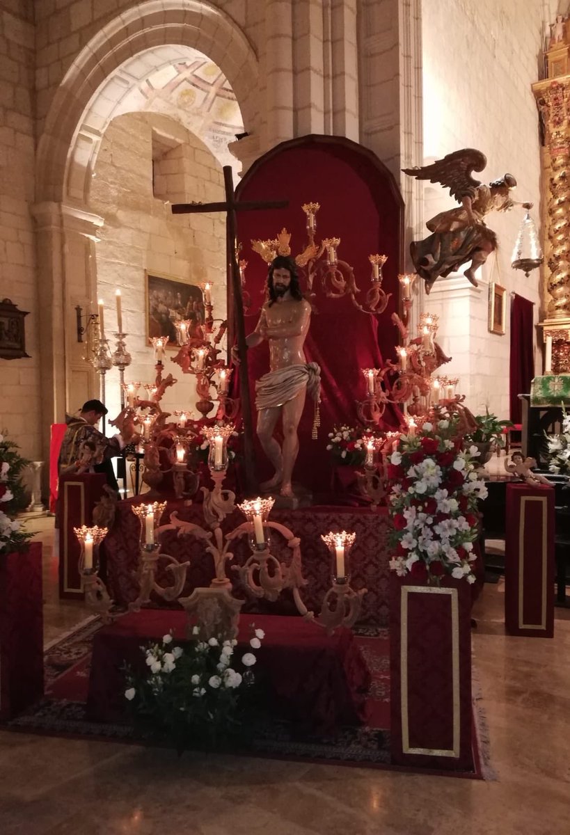 resucitadoluque's tweet photo. Y así de esplendoroso lució nuestro Señor Resucitado para celebrar el VI aniversario de su bendición. Muchísimas gracias a los que permitieron que así fuese y a todos los devotos que se acercaron a besar sus divinos pies. https://t.co/7NbKFuq6Qq