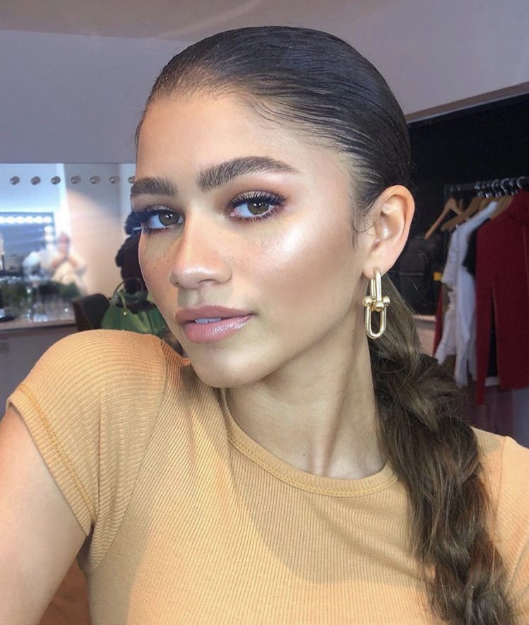 spiderlingdaya's tweet photo. zendaya with freckles and the brows coming out in full force has truly blessed us all with love and beauty, watered our crops and ended global warming. I’m thankful https://t.co/AFtCuZntR6