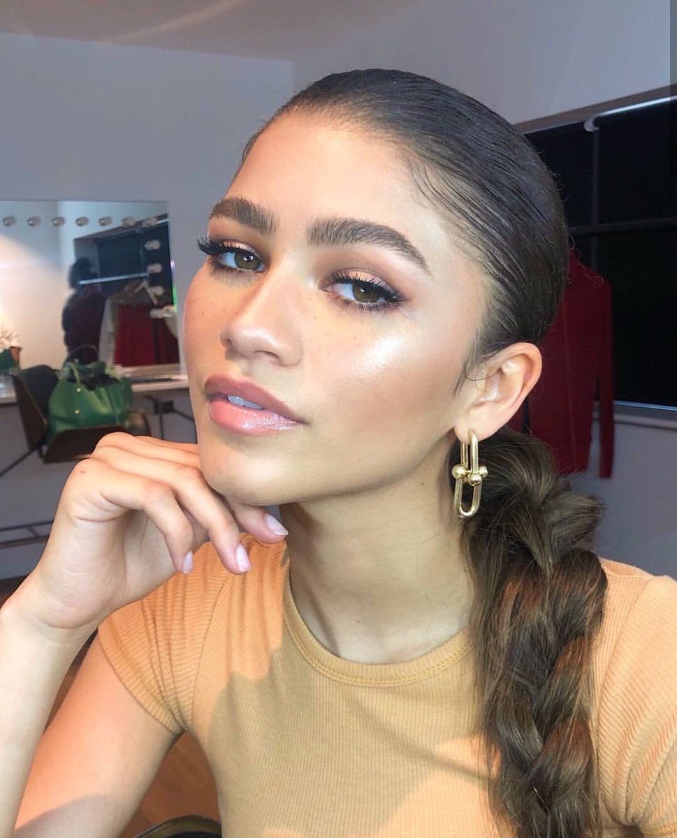 spiderlingdaya's tweet photo. zendaya with freckles and the brows coming out in full force has truly blessed us all with love and beauty, watered our crops and ended global warming. I’m thankful https://t.co/AFtCuZntR6