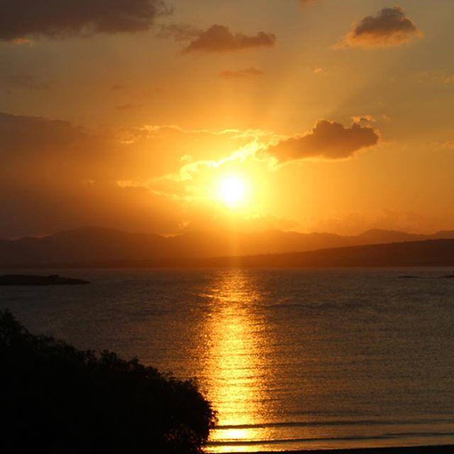 LauraEdin's tweet photo. Sunrise from Chrissi Akti looking towards Chania #chania #crete2018 #summernights2018 #islandlife #chrissiakti #nofilter https://t.co/sH2JnDdmW2 https://t.co/J1CZ1FOZVj