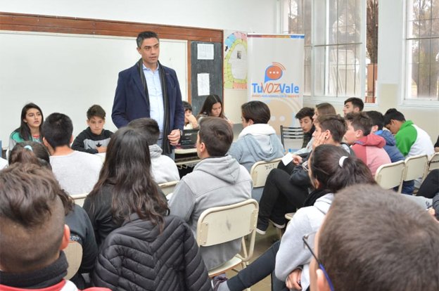 MinSPcba's tweet photo. #TuVozVale ♻👉 https://t.co/Pv7zR2kCft 

Los Dirs @SecAmbyCC  @SuarezDiegoH y @AlejandraNovara presentaron el 1º debate en el IPEA 209 de #MarcosJuárez ✊

↪ Analizaron el Estudio de Impacto Amb del proyec Loteo – Cielo del Este 

Org con @agenciacbajoven y @FundTierraVida 🤝 https://t.co/CKv3U4nYCZ