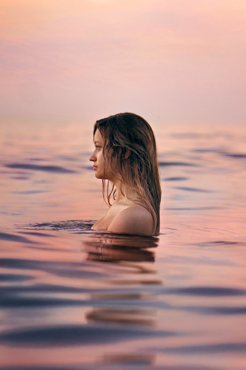 itsjerrenn's tweet photo. When your friends say “take pictures of me in the ocean” this is what they mean✨ https://t.co/JWm3pJRR8C