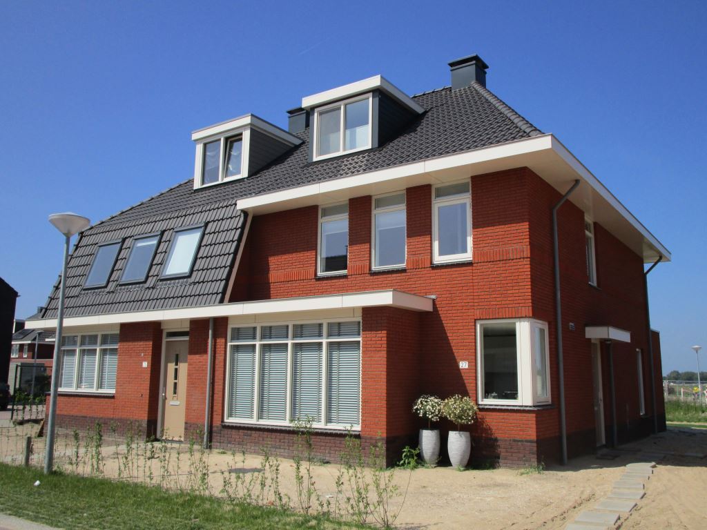 Prachtig referentiewerk in Alkmaar.
*Werk: nwb. 45 won.(1e fase van 600) plan Vroonemeer.
*Opd.: VBM Alkmaar.
*Arch.: o.a. Wolff en Partners en Inbo.
*Aann.:HSB Bouw Volendam.
*Handelaar: BMN Hoorn.
*Dakpannen: WB Koramic Modula leikleur mat engobe en zwart edel-engobe.