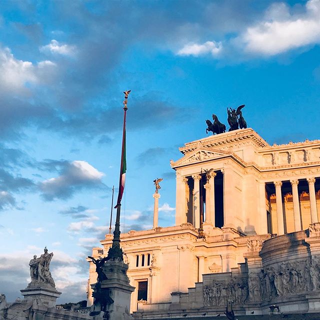 Altare della Patria ❤️ . . . . . #roma #trips #travellover #travel #tour #italiantour #vsdclub #italy #iloveitaly #monuments #trip #likeit #igersroma #RomeIsUs