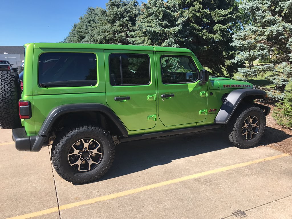 RoanokeMotors's tweet photo. 2018 Jeep Wrangler Rubicon JL in the all new mojito color!! What do u think? #Jeep #mojito #awesome https://t.co/xgeTzpbnlz