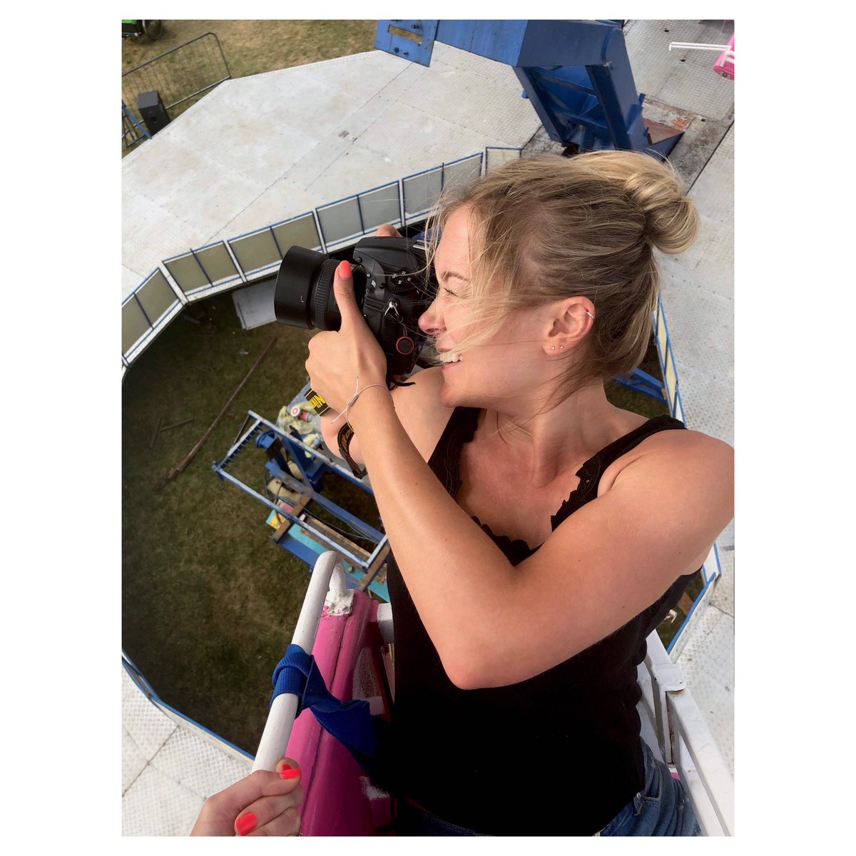 holly_wren's tweet photo. Little #bts proving Iβll pretty much do anything for the shot! #prophotographer #workingpro https://t.co/vDgxR8Yooc