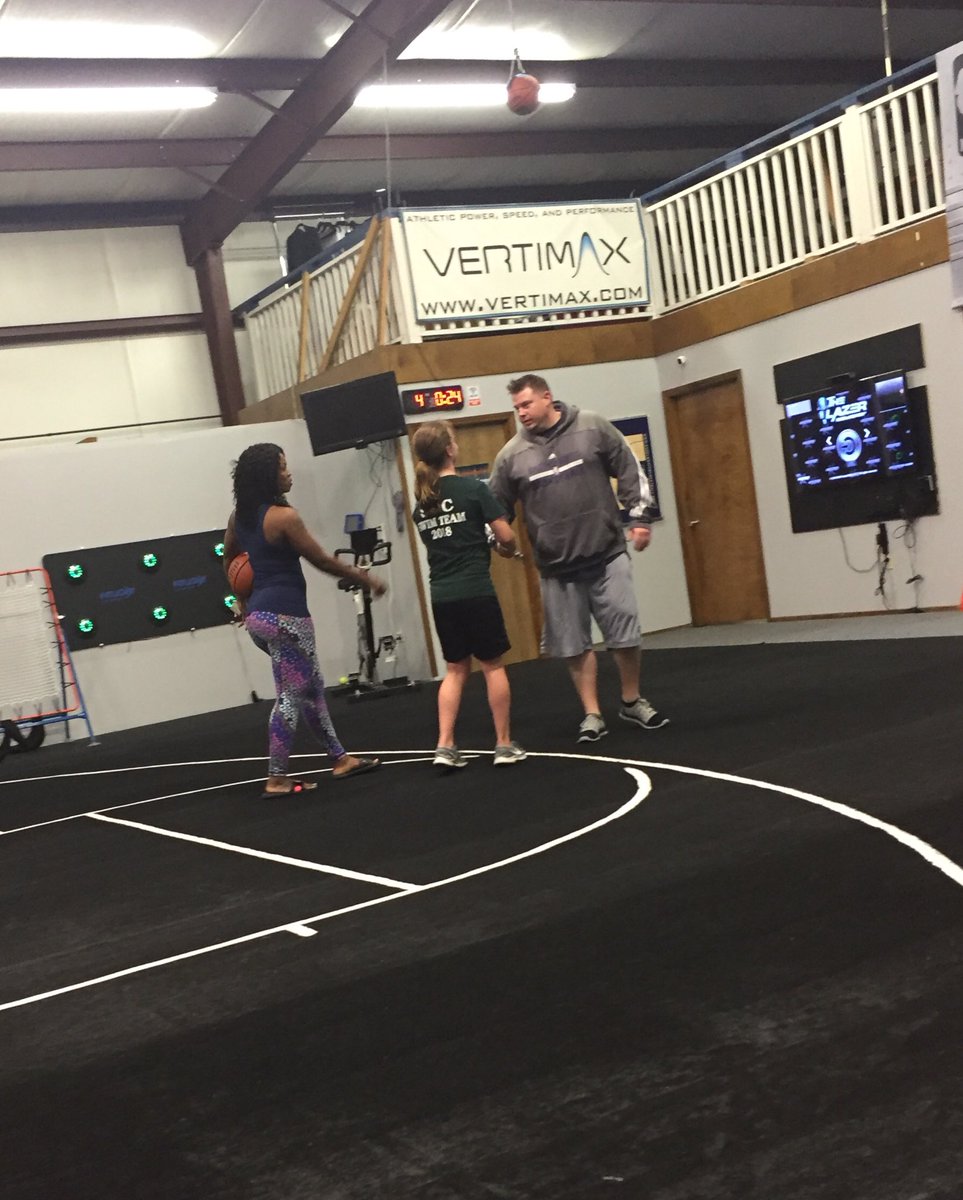 LuHughesNJ's tweet photo. A little handshake with owner Brandon Payne (Steph Curryโs trainer, wha what!?), before a shooting working out. #basketballneverstops #brettsdabomb #dontmisstwo #practiceperfection #sarahhughes2023 @acceleratebball @ShoreshotsGirls @traceysabino13 @RFHCoachCal https://t.co/lmktofKzvj