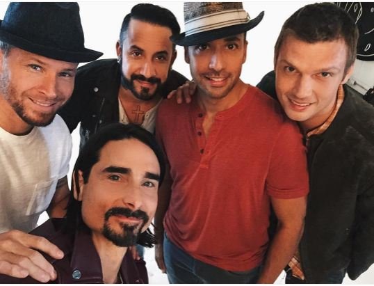 SuNoticiero's tweet photo. ¡SORPRESA! Así reaccionan las personas al encontrarse con los Backstreet Boys en un ascensor (VIDEO) https://t.co/jMCdTWupJO https://t.co/1zOUlblftp