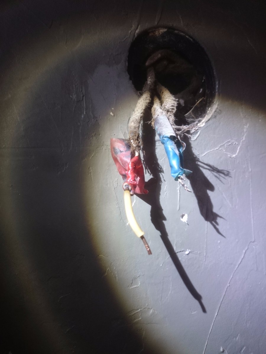 in case you thought this thread can't get any worse, we have a code violation bingo!behold: exactly 5cm of copper wire extremely badly twisted together with decaying aluminium wire. there was enough length to not do this extension, he could have just put the junction box higher