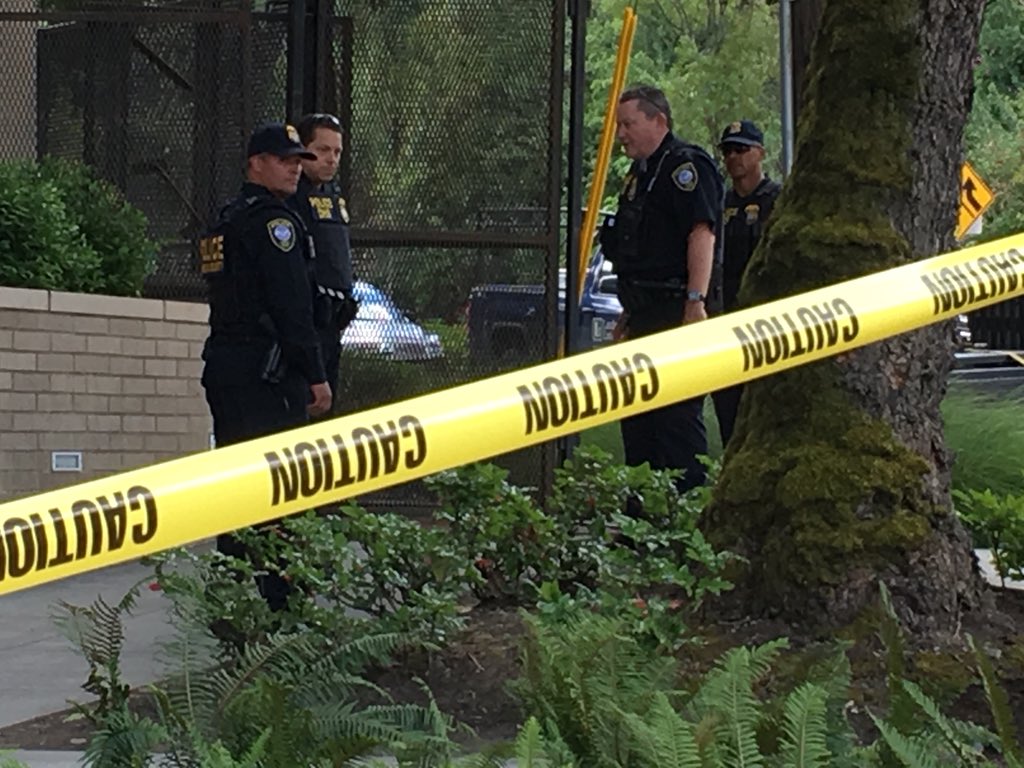kgwken's tweet photo. Homeland Security Police are supervising the erection of a large, heavy-duty metal fence adjacent to the ICE building on SW Macadam Ave. looks like the fence will turn the corner onto Bancroft St. https://t.co/JQEV56mhzk