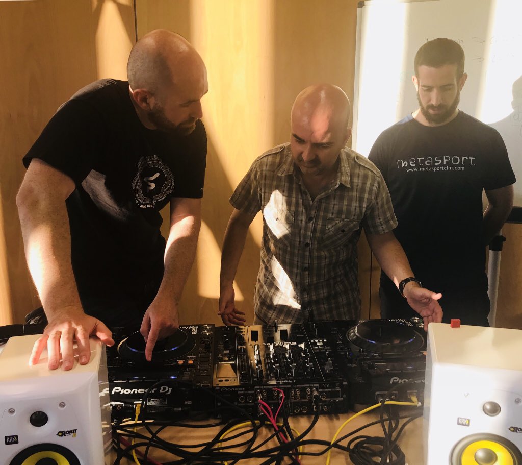 PlasticCLM's tweet photo. Arrancamos Curso de Dj “SUMMER 2018”!!
Hoy ritmo y compás, Rekordbox, tacto en CDJ2000nexus2, y empezamos a sincronizar manualmente!
#dj #pioneerdj #rekordbox #house #techno #plasticclm #plasticacademia #elemtec @PlasticCLM @escuelajgaliano @javier_galiano @PlasticAcademia https://t.co/gUwdohf9vl