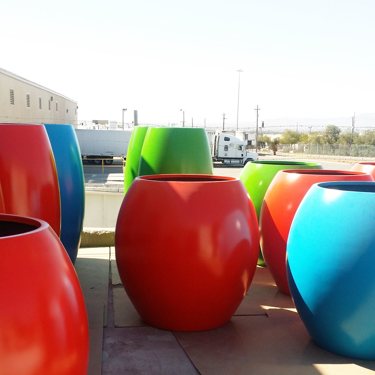 tournesolsw's tweet photo. Loving the Aquarian Collection (https://t.co/Wq6gFAG8Qh 2dmpQ1a) so many shapes and colors to choose from to suit your style! #successfulsitesstarthere #aquariancollection #aquarian #planters #pots #commercialplanters #largeplanters #landscapearchitecture #architecture #design https://t.co/26uh2vi2ga