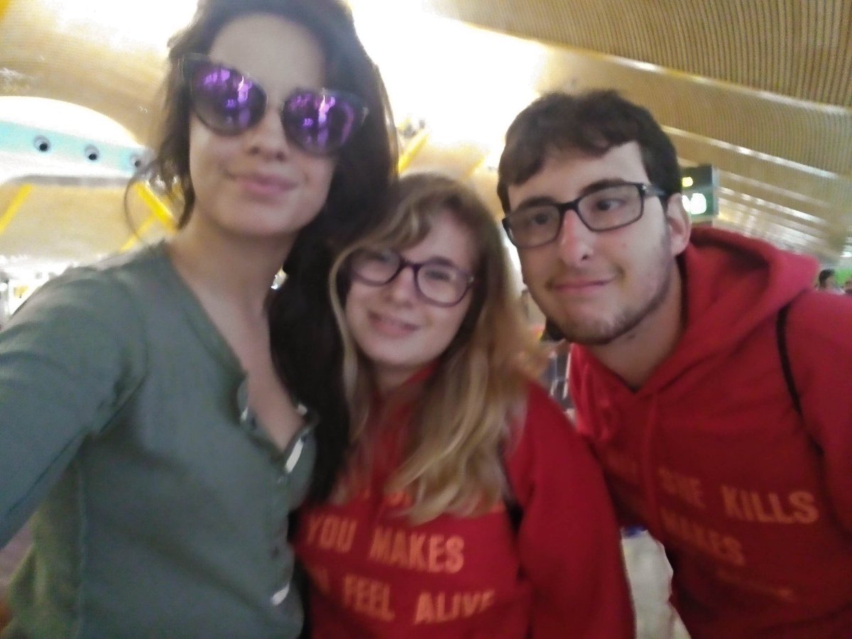 CheyenneValor's tweet photo. Camila no sé si te acuerdas de mí pero hace unos días te vi y te abracé y se me olvidó darte una cosa que era un poema que lo hice detrás de la pancarta diciendo lo mucho que te amo etc y pues me gustaría que lo leyeses porque me haría mucha ilusion✨💜te quiero mucho ❤️ https://t.co/4HNO73w8lP