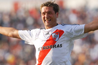 la12tuittera's tweet photo. @FOXSportsArg Acá Rolando Zárate con la camiseta de Vélez que tanto ama y que según él, su hermano traicionó.

Cinismo e hipocresía. https://t.co/Qd0mEtu2Yj