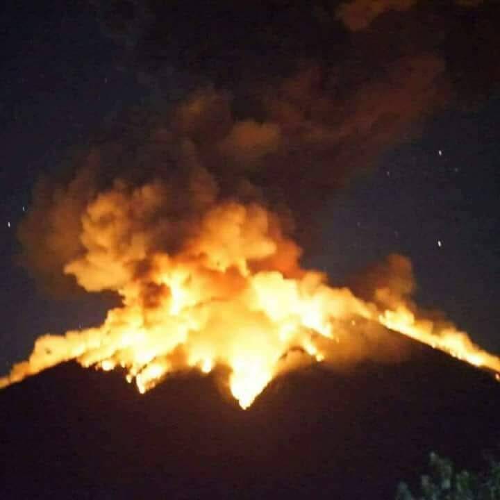 BREAKING NEWS : Gunung Agung di Bali kembali memuntahkan material lava pijar pada dini hari sekitar pukul 04.13 WITA. Status Gunung Agung masih dipertahankan di level III (siaga).
Foto : dok.BNPB