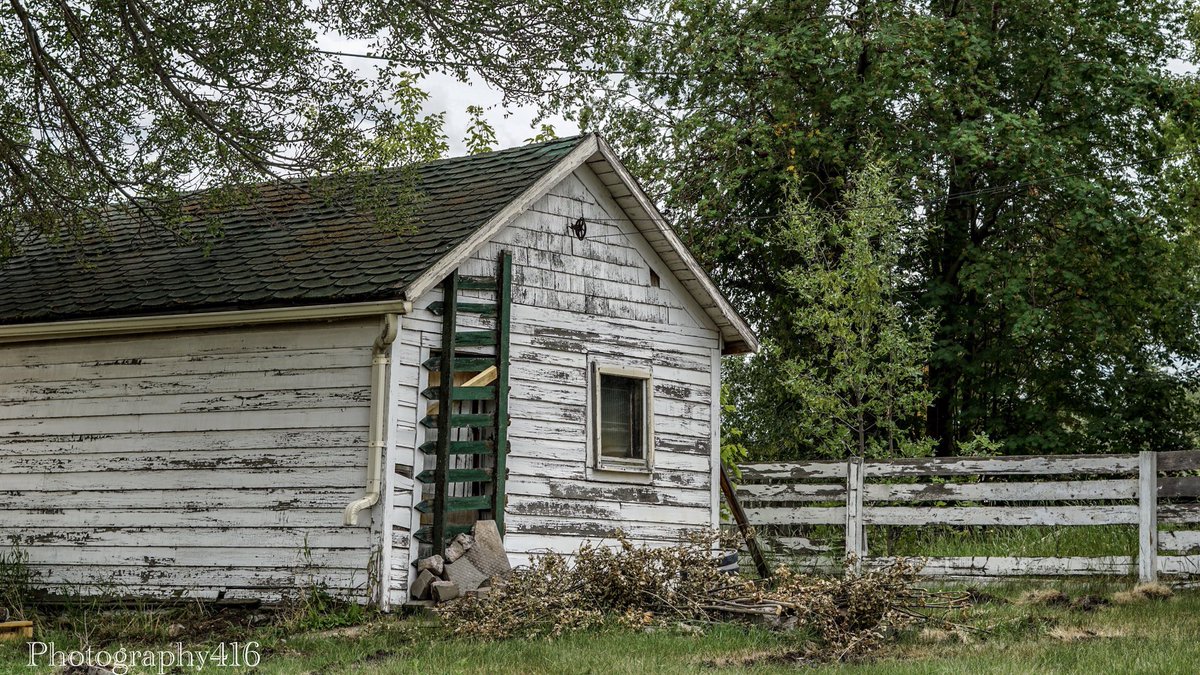 Old Barn #photography416 #edmonton  #yeg #relic #peelingpaint #decrepit #urban #window #oldbarn #rooftop #abandonedalberta