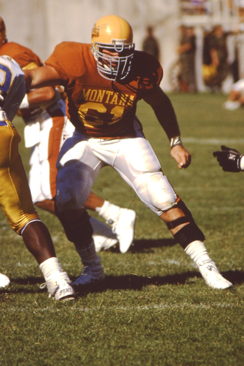 Montana Griz Footballさんのツイート 6 1 Days Two Montanatough Legends At 61 Chad Germer From Three Forks Was An All America Center Is Now The Grizfb O Line Coach Scott Curry From Valier Was Drafted