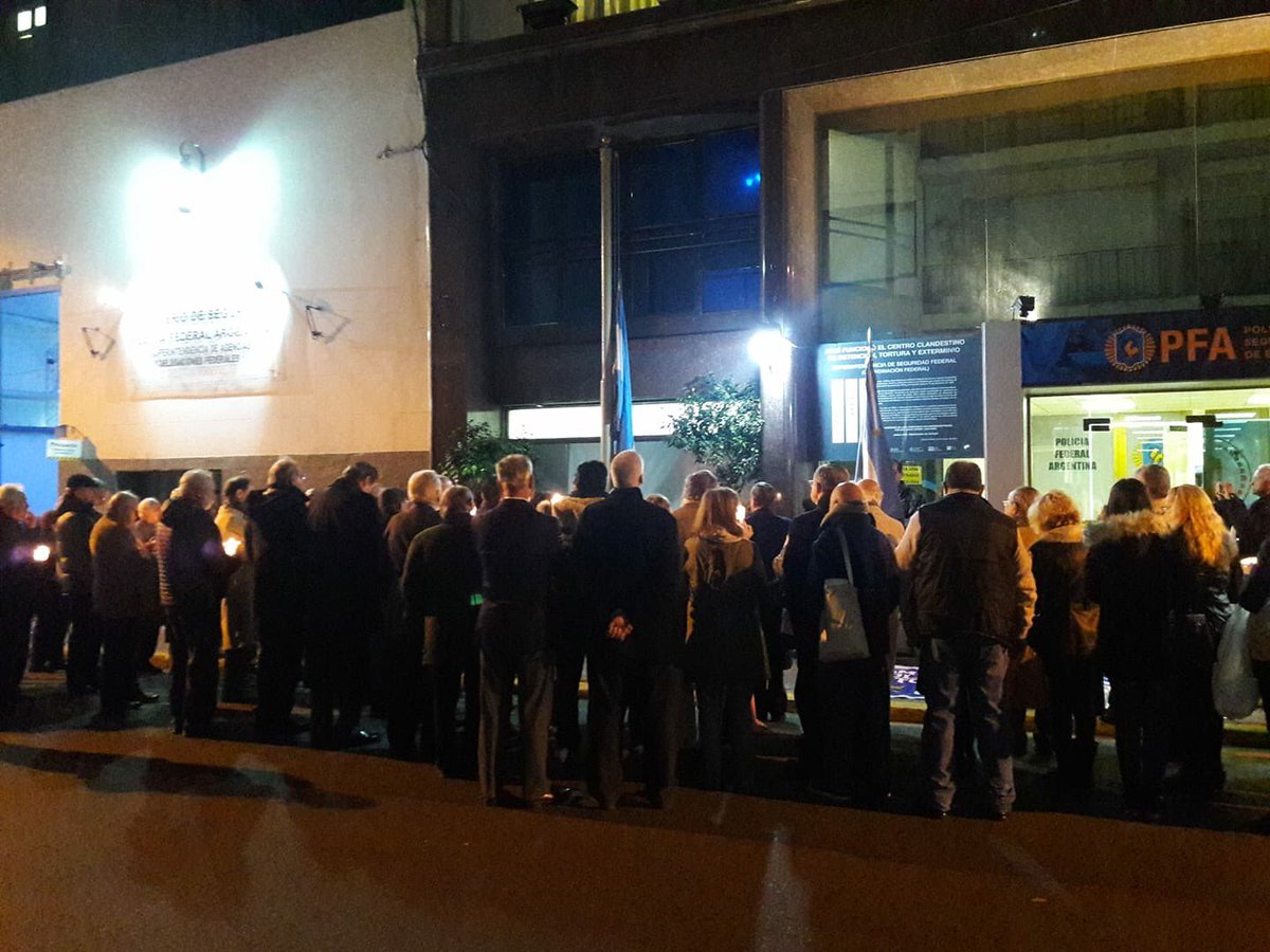 MarianaDilernia's tweet photo. Hermoso y emotivo acto por gente común al cumplirse 42 años a los policías muertos por la bomba puesta por #Montoneros #ERP #HVerbitsky #RWalsh Hubo unos cuántos vecinos con velas. Gracias @yamilaolazarri . @edufeiok @emiCambiemos @MaritoCambiamos @aclarrabure @NormaIannelli https://t.co/4eYFk8bR6J