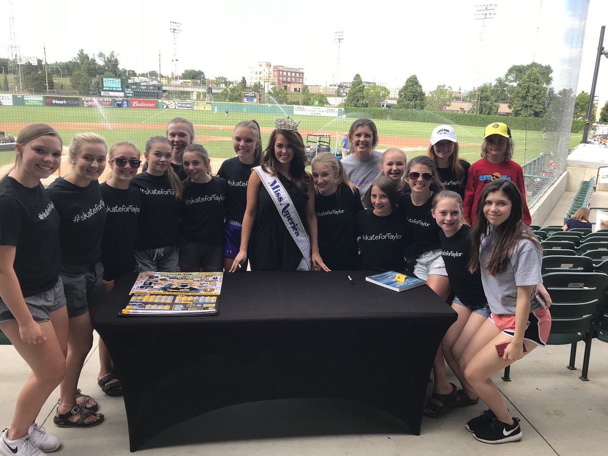 A few of our Capital Ice Chips with Miss America tonight!! #NDproud <a href="/MissAmerica/">Miss America</a>