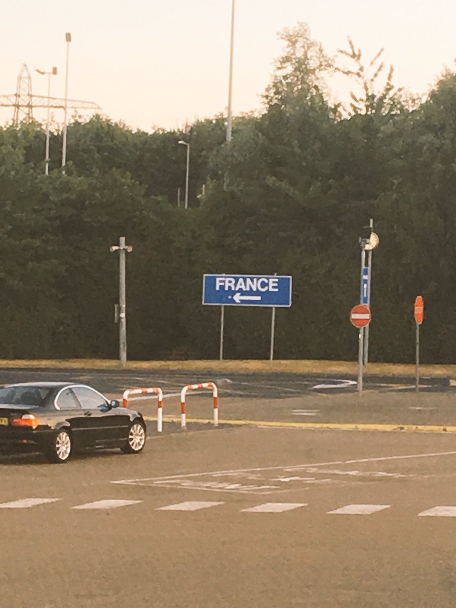 JudgemeadowM's tweet photo. France a gauche!!
#judgemeadow #normandy2018 https://t.co/746Mi633i3
