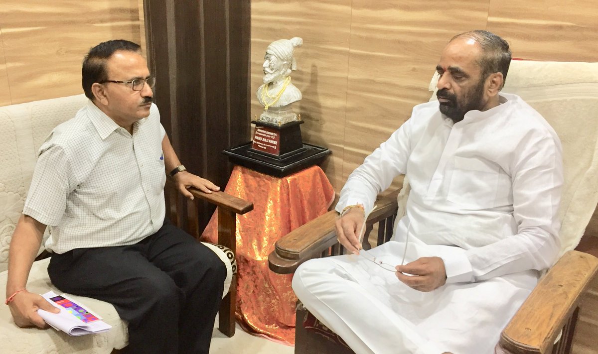 ahir_hansraj's tweet photo. Called the in charge #SuperintendingEngineer, #MSEDCL, #Chandrapur (Maharashtra) Shri. Avinash Kurekar &amp; discussed on various issues regarding agriculture pump connection, Central Govt scheme like IPDS &amp; DDUGJY. https://t.co/NhCohzDqWk