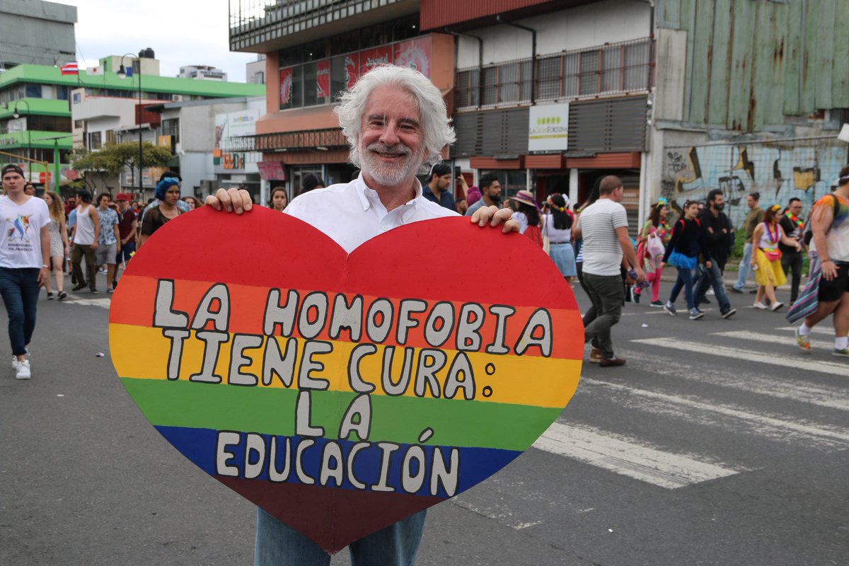 "La homofobia tiene cura: la educación" 
Así decía este corazón de colores que tenía Mariana Arce en la marcha #Pride2018 ...le tomé una foto a ella, y ella me tomó esta a mí.
