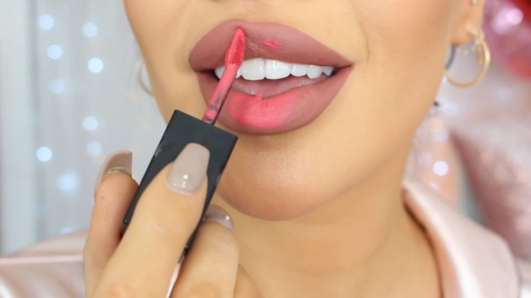 Iridesibeauty's tweet photo. Would you go for this glossy glam lip makeup? Easy tutorial by @ccclarkebeauty https://t.co/V6bHuUbd1u #beauty #beautytip #beautygram #makeup #makeuptutorial #skincare #skincaretip #skincareroutine #iridesi #cosmetics https://t.co/9PUPBJYhvM