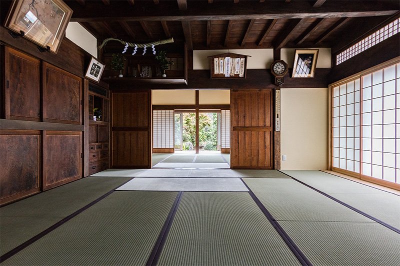In Japan, with hot summers and relatively cold winters, a different technique was called for. Wooden houses allowed for perfect fine tunings of openings depending on exact climate and orientation. Thsi traditional room built to maximize airflow, livable in summers without AC.