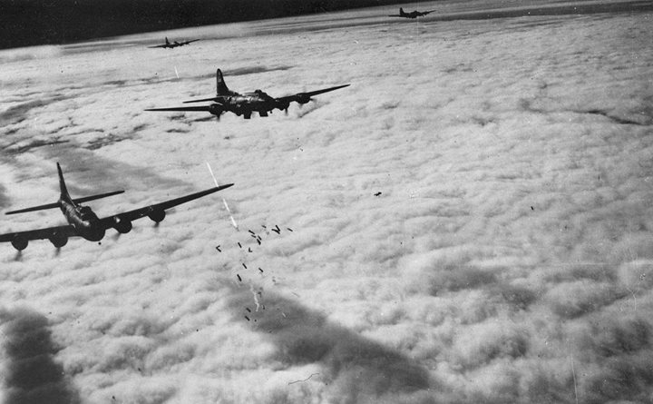 WarHistoryOL's tweet photo. Boeing B-17F bombing through overcast, Bremen, Germany, 13 November 1943. https://t.co/sqDV1Q7NSF