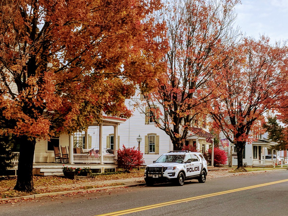 LititzPolice's tweet photo. @NanaBarstow Lititz is beautiful in the fall...oh who are we kidding, it's beautiful all the time. ๐ #VisitLititz https://t.co/bzwSSRUkg7