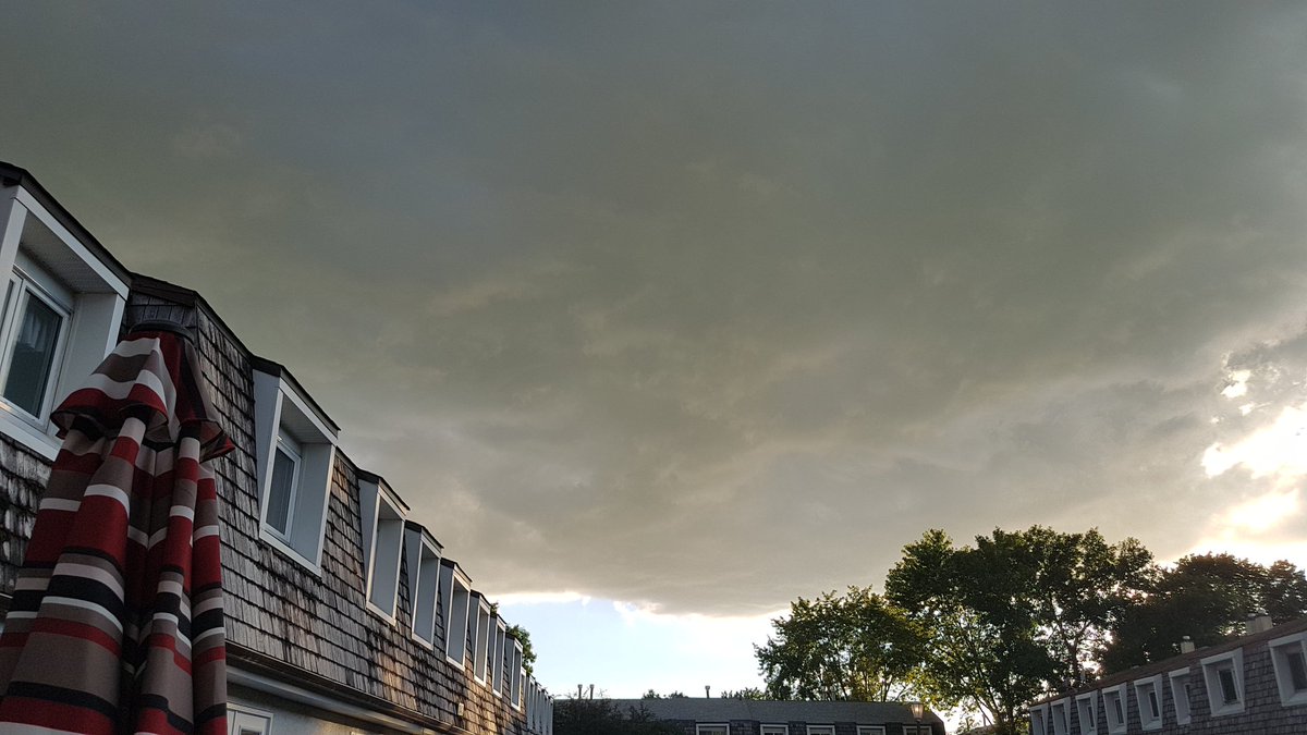 jennglow1978's tweet photo. Crazy, weird, greenish sky over here in Unicity! #mbstorm #wpgstorm #Weather #storms https://t.co/mT6jFvvnai