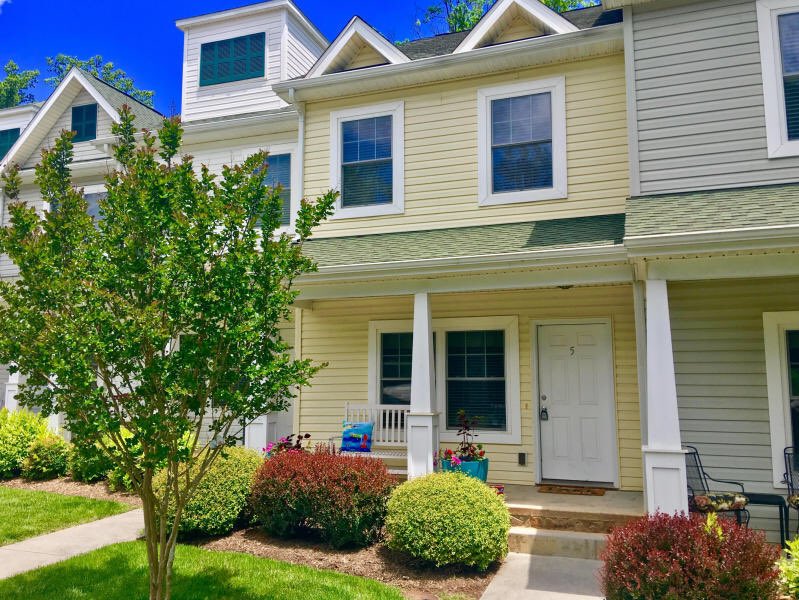 Compass_KeyRG's tweet photo. ✨🎉NEW LISTING🎉✨
232 Mountain Cove Drive, Unit 5, Hardy, VA 24101
2,112 sq ft 📐
3 Bedroom 🛏️🛏️🛏️
3.5 Bath 🛀 🛀 🛀
Perfect Lake Town with a Boat Slip with a lift and In Ground Pool🚤☀️
Call Compass &amp; Key Realty Group TODAY to schedule a showing! 🗝️ (540)353-2811 📲 https://t.co/ibmxYdJdzm