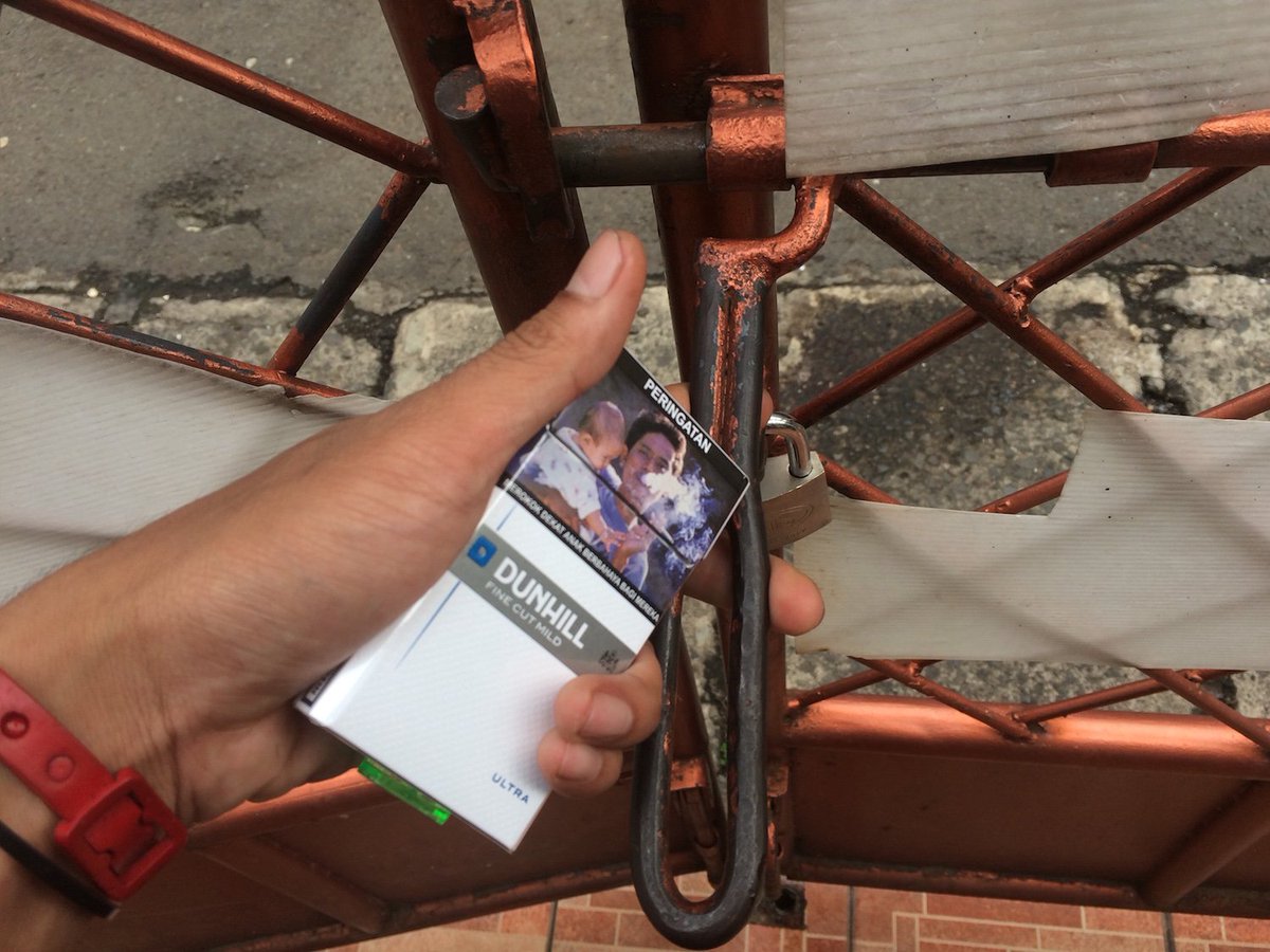 qianz94's tweet image. Nunggu gebetan sambil ngerokok Dunhill Ultra bikin lo tetap nyaman, tetap pede ketemu si dia karena dia nggak akan keganggu sama bau rokok yang menempel. #UltraLessSMELL #LessSMELLisMore