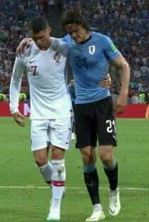 evevillera's tweet photo. Ronaldo cagado sacando a Cavani y Cavani lo termino sacando a él del mundial
Como no amarte CELESTE!! #Comiste@Cristiano https://t.co/p3g2nlQ8xq