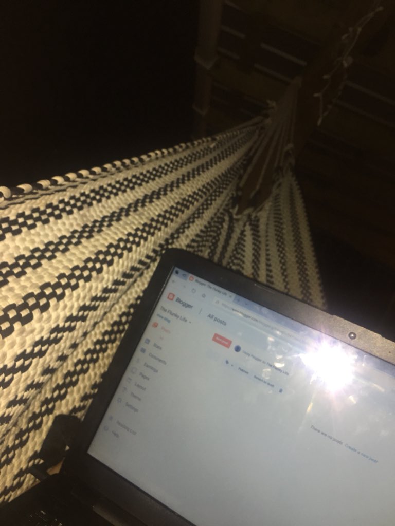 FlunkyLife's tweet photo. relaxing and staring on the blog 😻 #newblogger #blog #blogger #relaxing #summer https://t.co/x0FgT2UwoJ