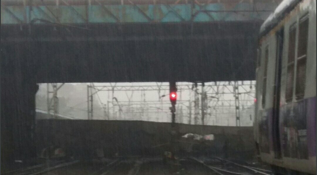 SadGuru2020's tweet photo. A bridge connecting East-West Andheri (part of Gokhale Bridge) has collapsed.

Train services will be affected.

#MumbaiRains https://t.co/YGAopLLSPj