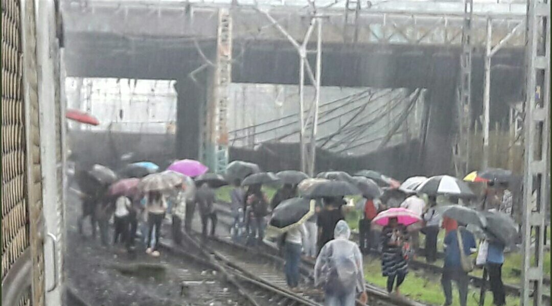 SadGuru2020's tweet photo. A bridge connecting East-West Andheri (part of Gokhale Bridge) has collapsed.

Train services will be affected.

#MumbaiRains https://t.co/YGAopLLSPj