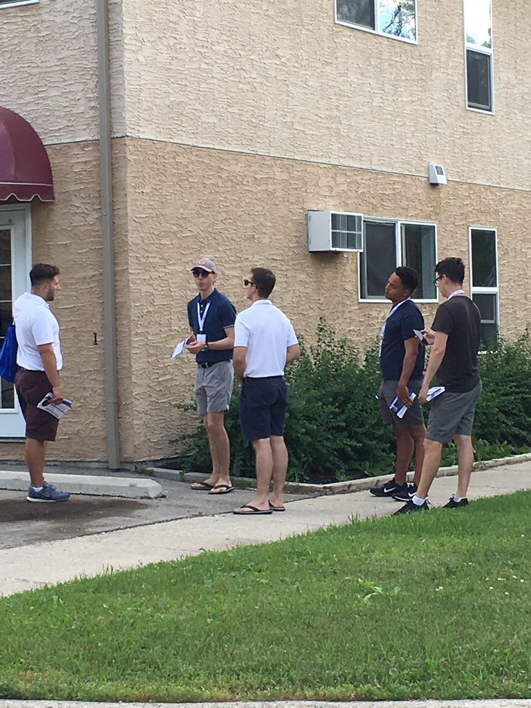 En ce long weekend de la fête du Canada 🇨🇦, quelques-uns de nos bénévoles sont venus directement de la plage pour faire du porte à porte ce soir à Saint-Boniface pour notre candidat Mamadou Ka
:
#mbpoli