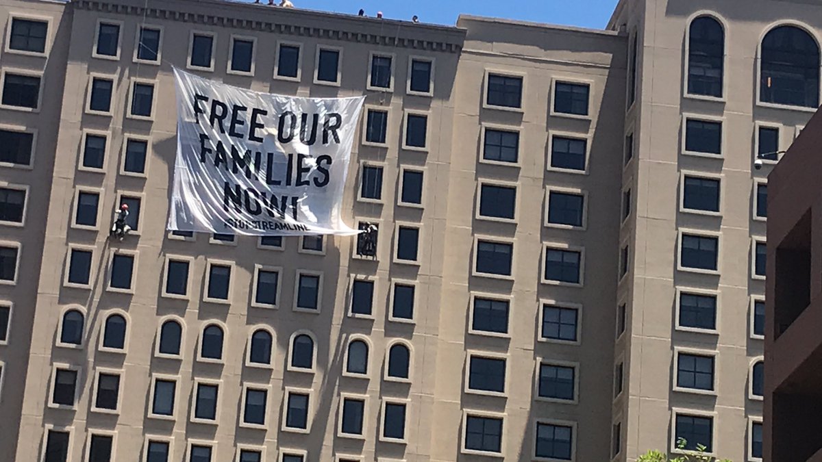 10 ppl were arrested today at the #FreeOurFuture action while deploying a banner. They were charged w felony burglary and conspiracy and their bail is set at 25k each. We need everyone to call DA Stephan 619-531-4040 & share:
bit.ly/donate2mijente