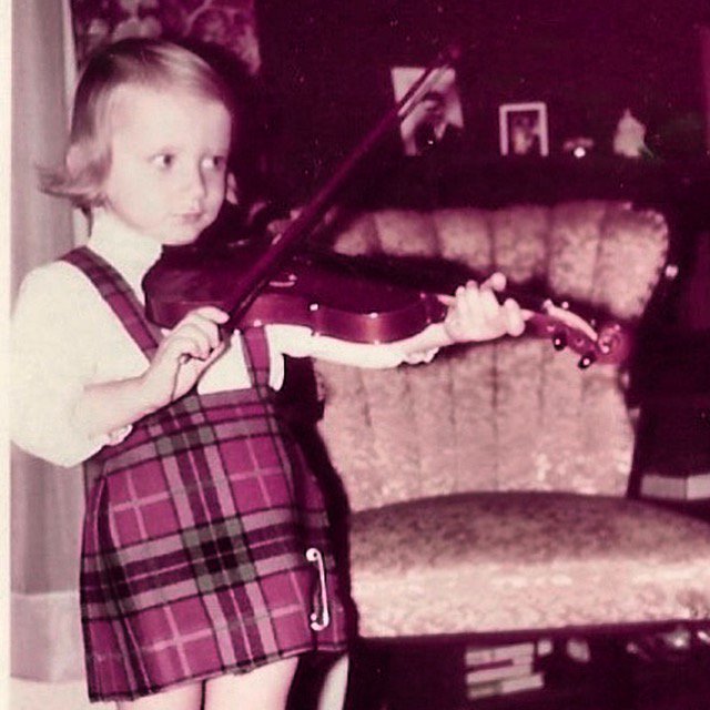 SAOrchTO's tweet image. #SAOkidpics #PhotoOfTheDay! #GuessWho?
This photo is from 1971, taken during a violin lesson. This #lucky kid was taught by her grandfather, a #violinist with the @londonsymphonyo. Super special #BondingTime. She was #BornToPlay - given her grandfather's violin  at birth!