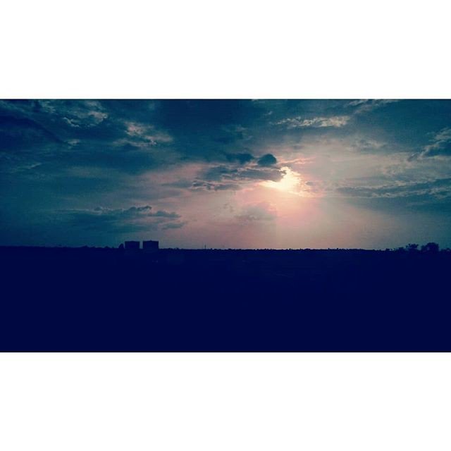 kashi_doll's tweet image. Reposting @cresignfx:
If I had a star for every time you made me smile🙂, I would be holding the night sky in my hand.
#autohash #Daund #India #Maharashtra #sunset #sky #dawn #sun #moon #dusk #landscape #evening #nature #fog #outdoors #light #dark #silhouette #tree #backlit