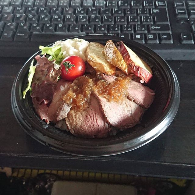 overloadmain's tweet image. 本日の宅配ランチはローストビーフ丼です。届いたら即食うスタイル。
#2co #ダイニングアンドカフェニコ ift.tt/2MKAprt